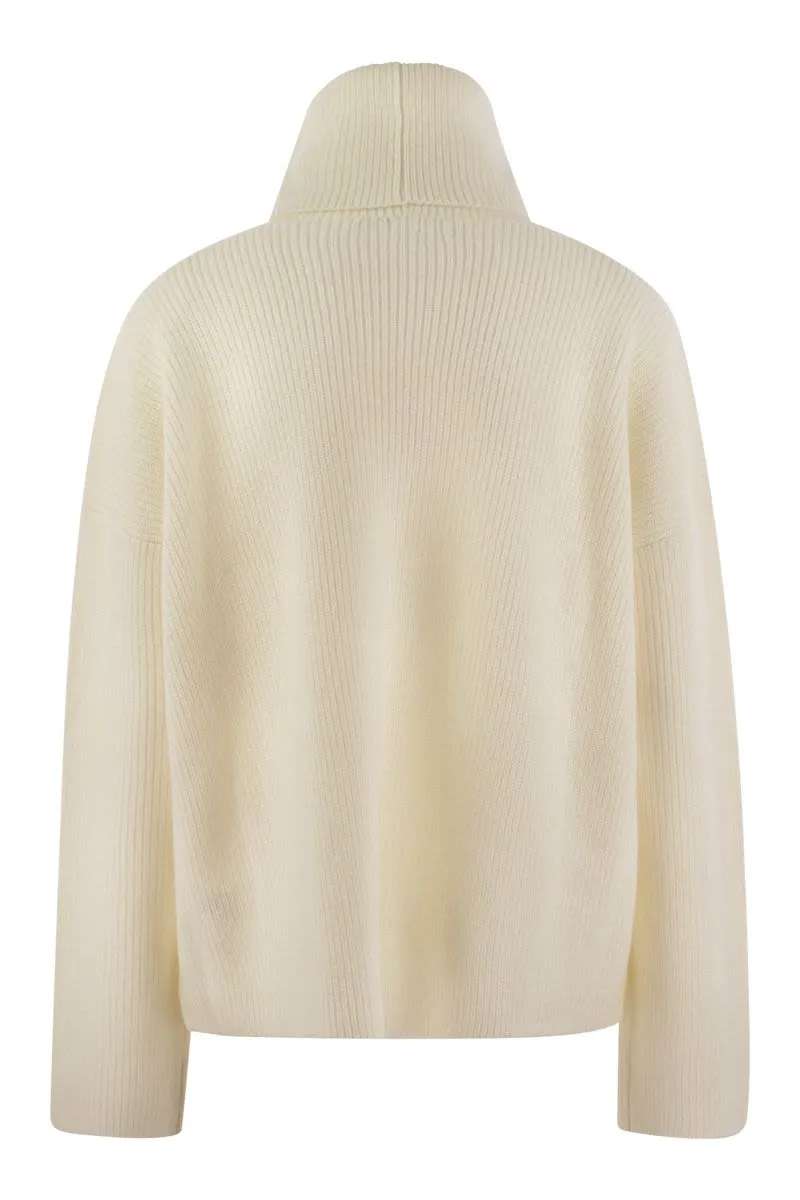 BOXY TURTLENECK SWEATER