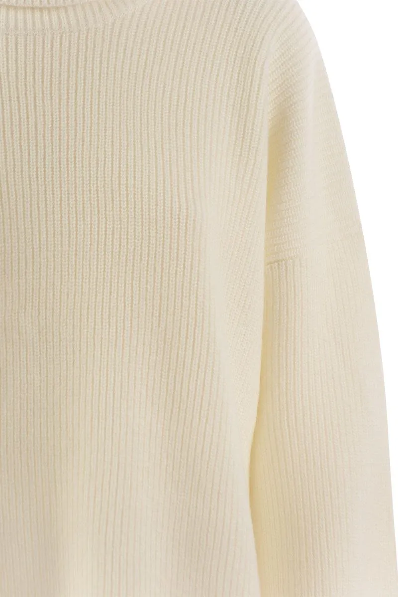 BOXY TURTLENECK SWEATER